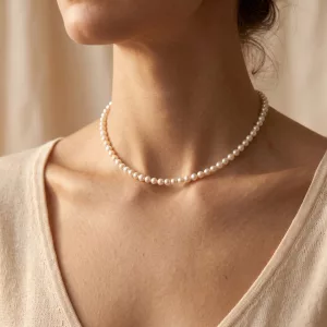 Perle Choker worn close to the neck: a single strand of freshwater pearls